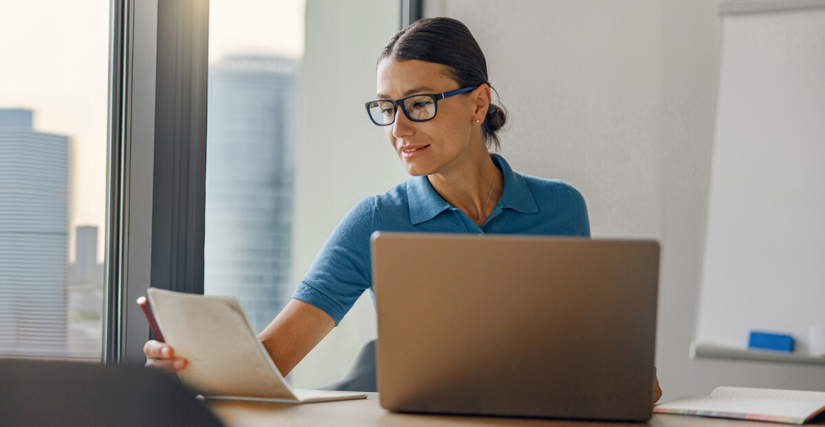 Focused-woman-at-her-laptop